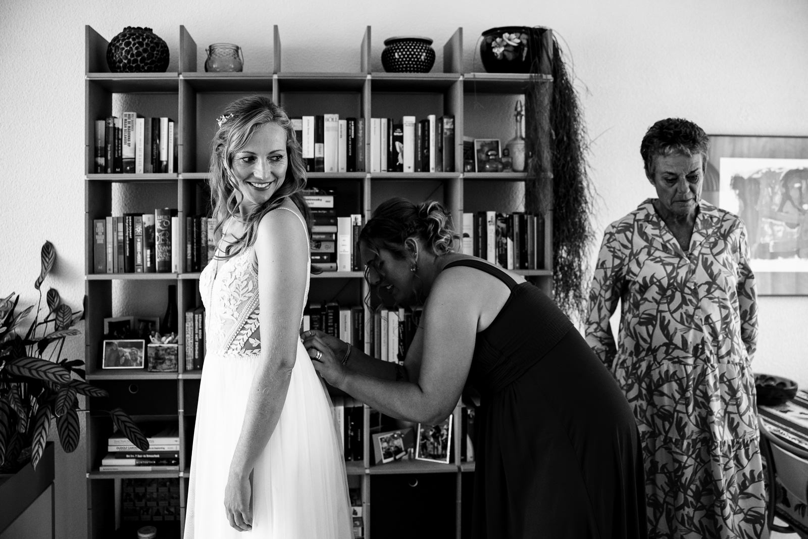 Trouwfotograaf Oud Poelgeest bruid doet trouwjurk aan