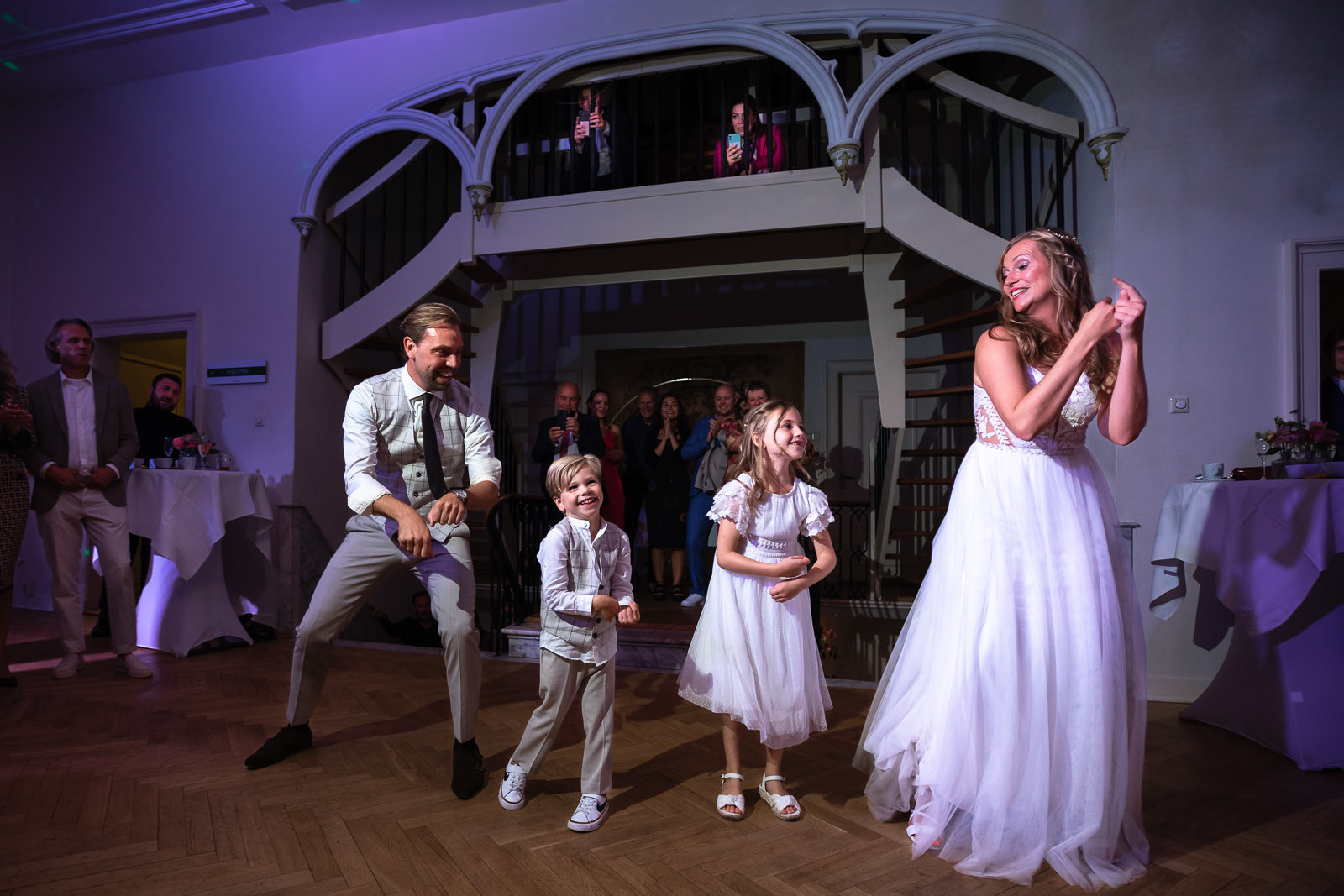Openings dans bruidspaar met kinderen bij Kasteel Oud Poelgeest 