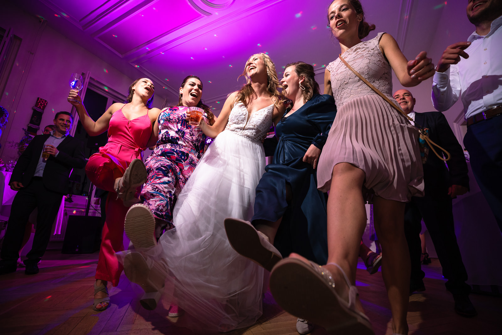 Trouwfeest dansende bruid met vriendinnen bij Kasteel Oud Poelgeest 