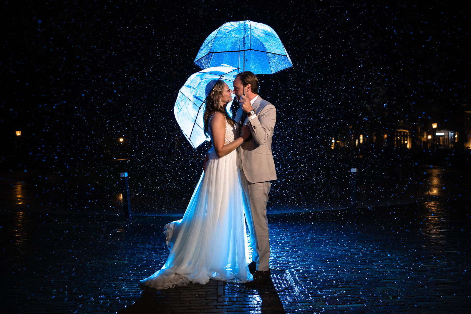 Creatieve foto met bruidspaar in de regen bij Kasteel Oud Poelgeest 