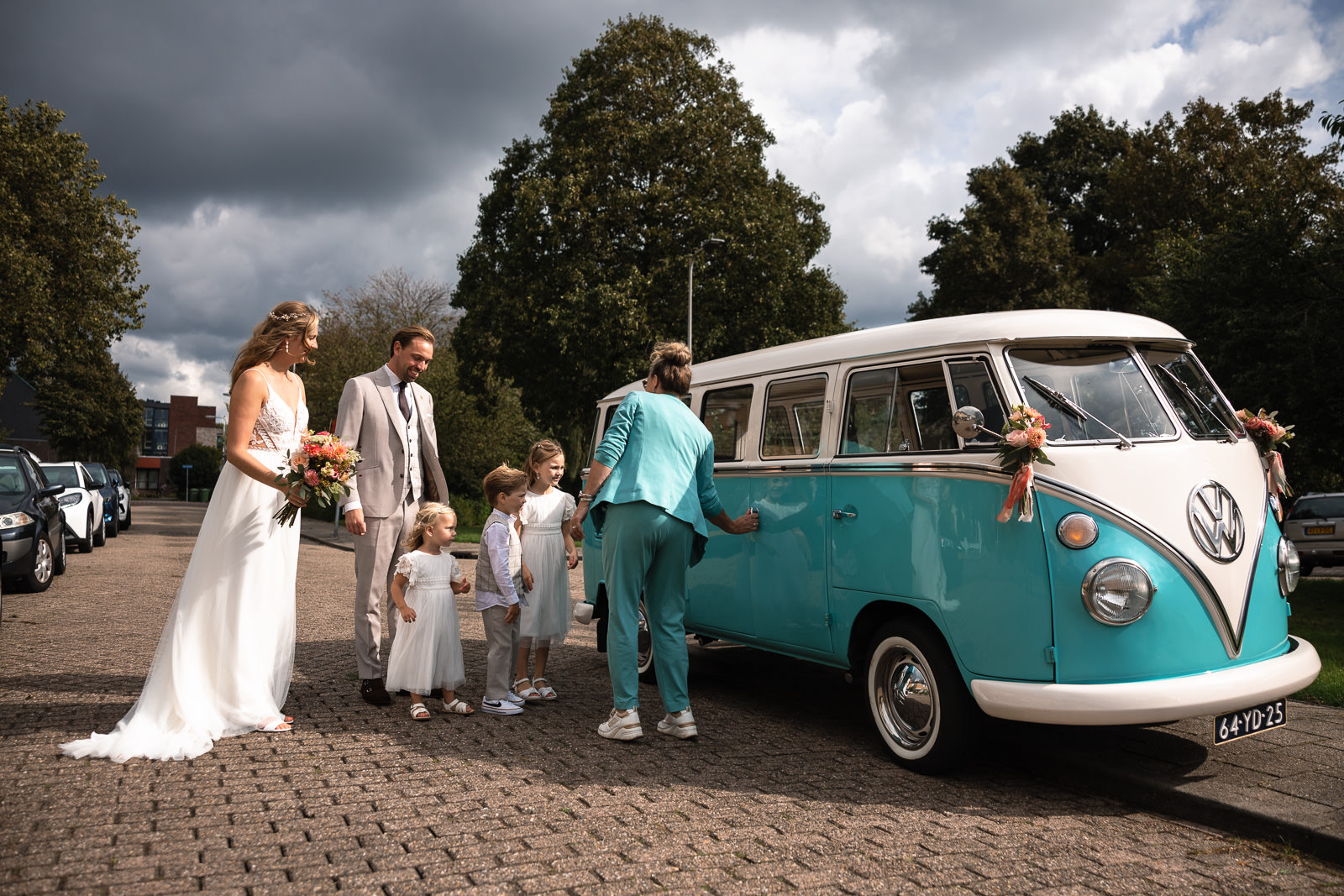 hele gezin stapt in de Volkswagen bus trouwauto om naar kasteel Oud Poelgeest te gaan