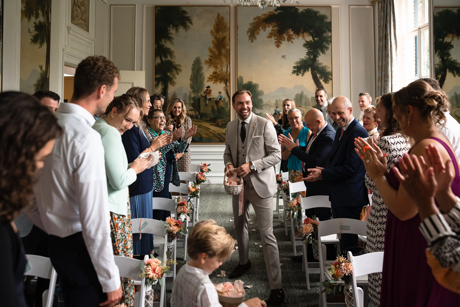 Trouwceremonie bij Kasteel Oud Poelgeest bruidegom loopt op