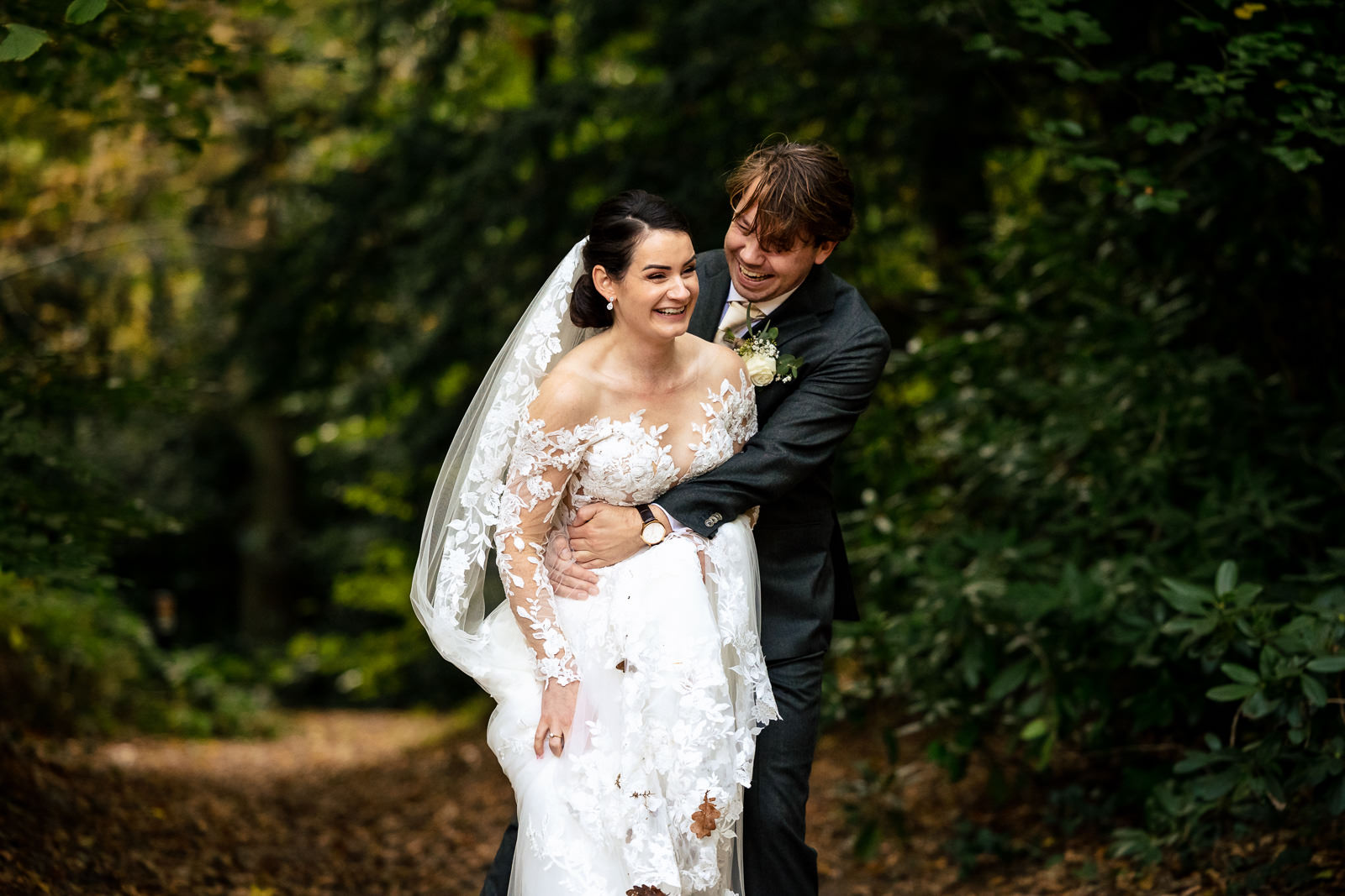 Herfst fotoshoot lachend bruidspaar Trouwfotograaf Den Haag 