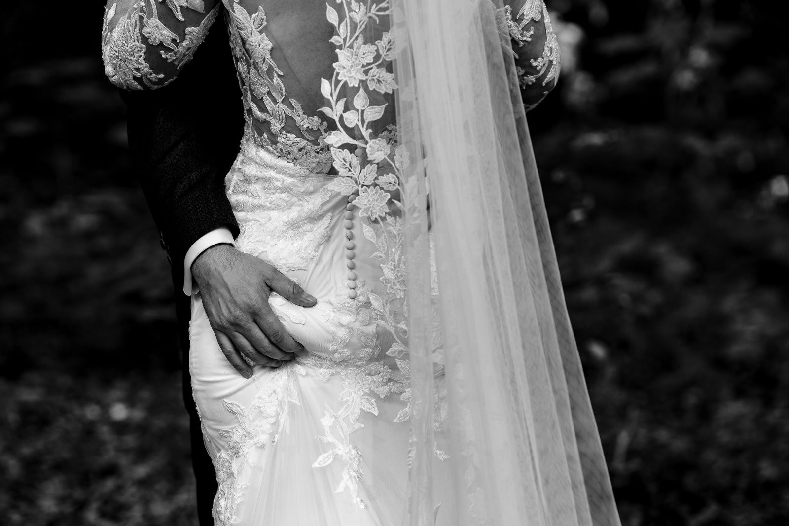 Herfst fotoshoot bruidspaar bruidegom knijpt in de billen van de bruid Trouwfotograaf Den Haag 