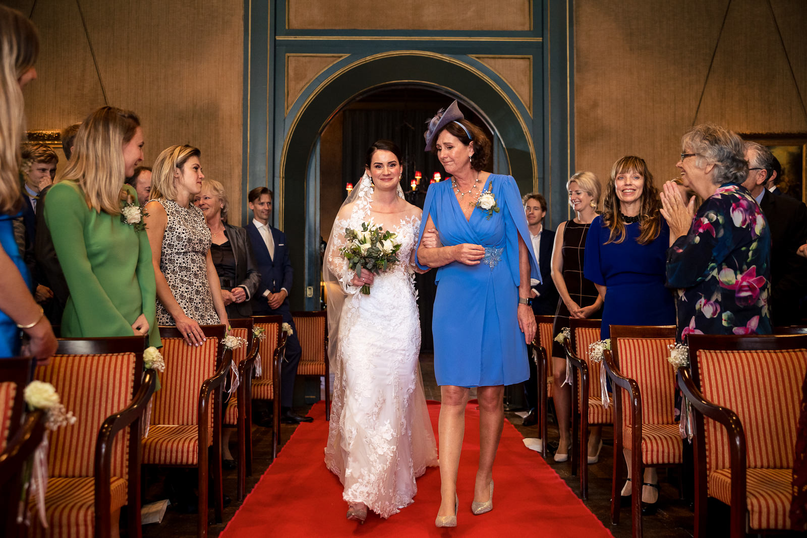 Bruid komt met moeder oplopen voor de ceremonie Trouwfotograaf Den Haag 