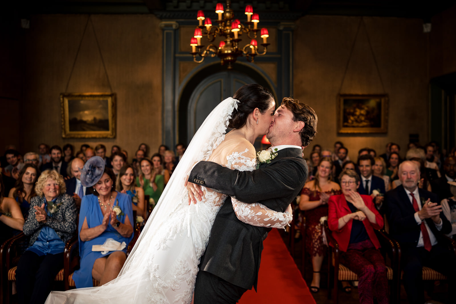 First kiss tijdens de ceremonie in een kasteel Trouwfotograaf Den Haag 