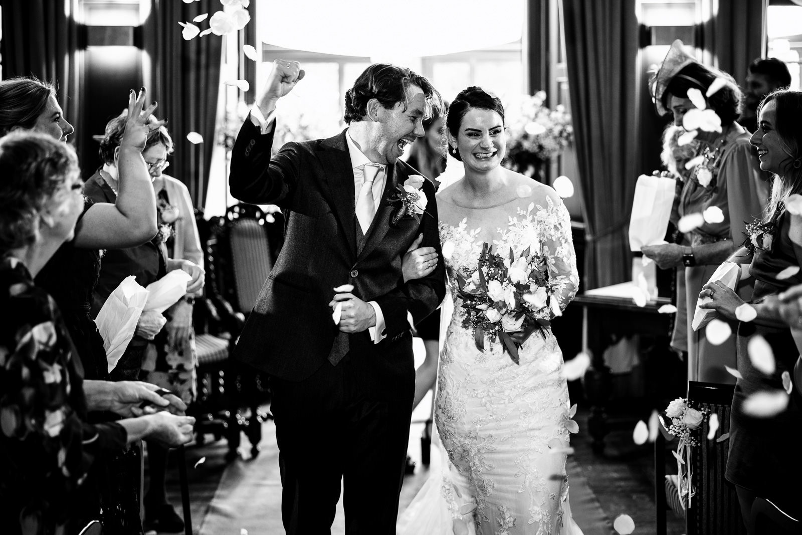 Bruidspaar loopt vrolijk getrouwd weg na hun ceremonie Trouwfotograaf Den Haag 