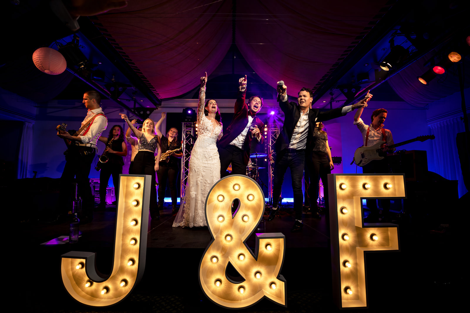 Bruidspaar bij licht letter op huwelijks feest Trouwfotograaf Den Haag 