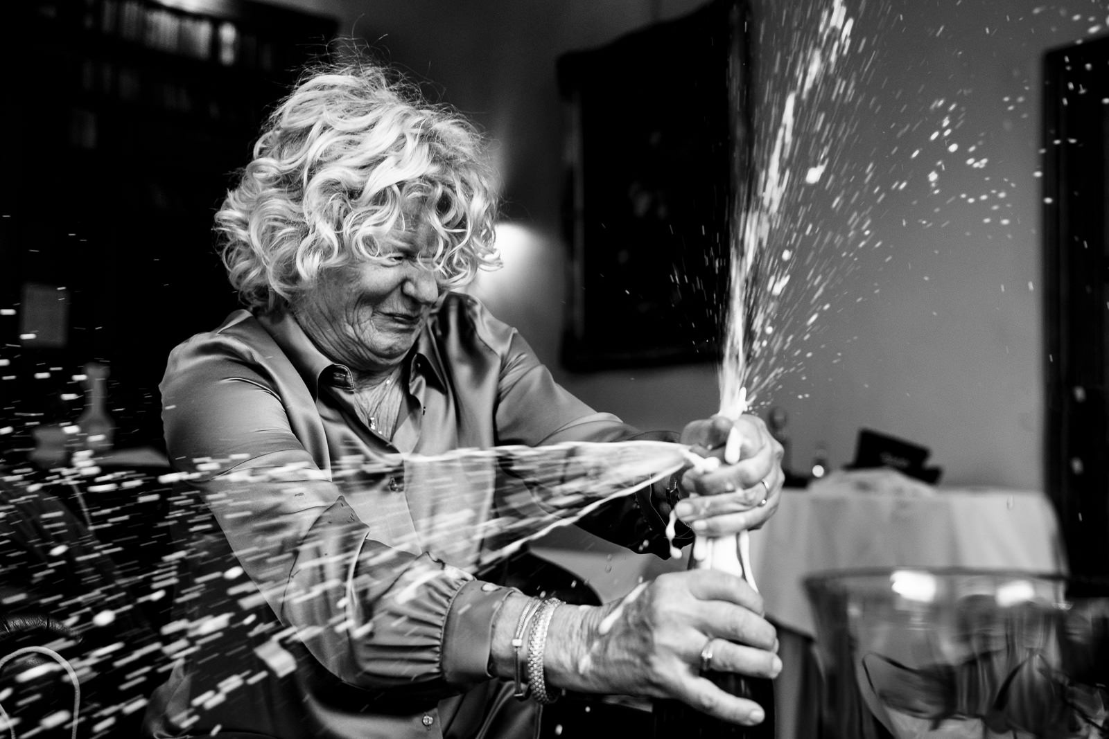 Trouwfotograaf Den Haag Champagne fles knalt open
