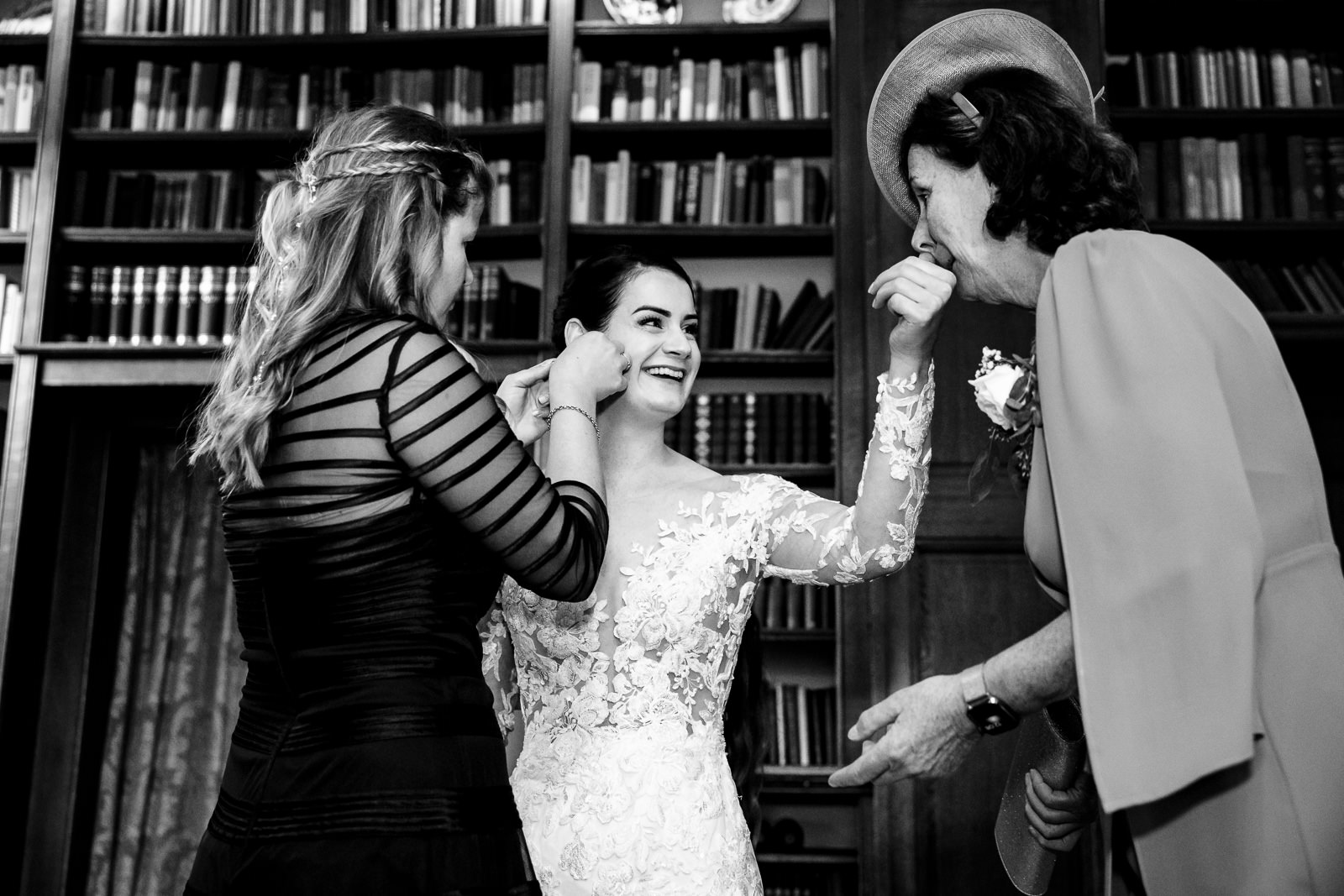 Bruid doet trouwjurk aan met moeder Trouwfotograaf Den Haag 