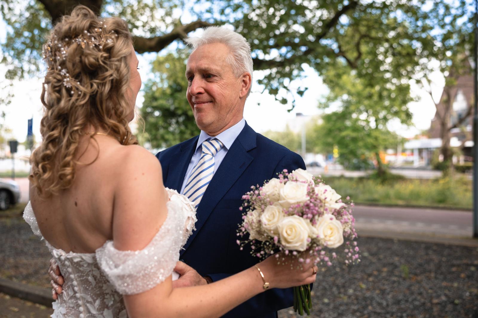 Emotioneel moment tijdens de first look tussen bruid Judith en haar trotse vader in Hoofddorp.
