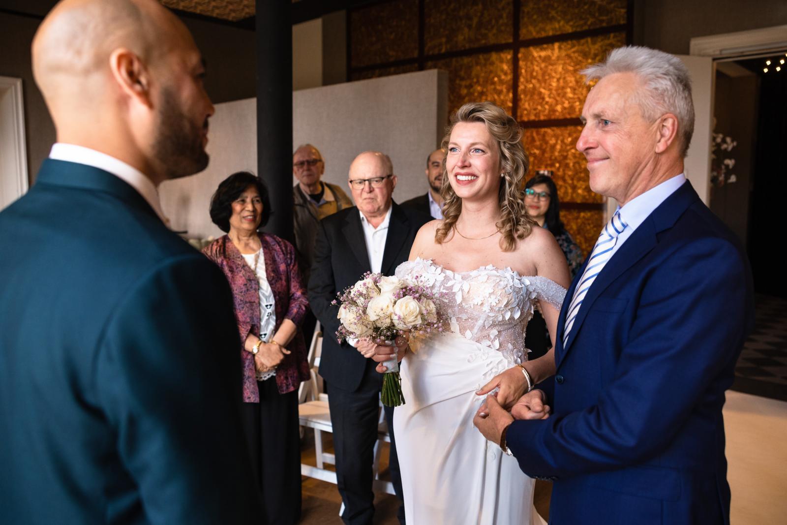 Ontroerend moment tijdens de overdracht: de vader van Judith overhandigt haar hand aan bruidegom Mark voor de ceremonie.