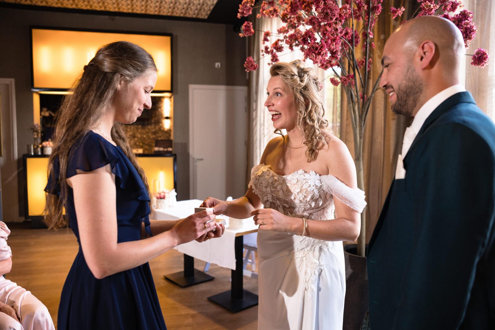 Bruid Judith krijgt de ring van het bruidsmeisje om om te doen bij haar bruidegom Mark