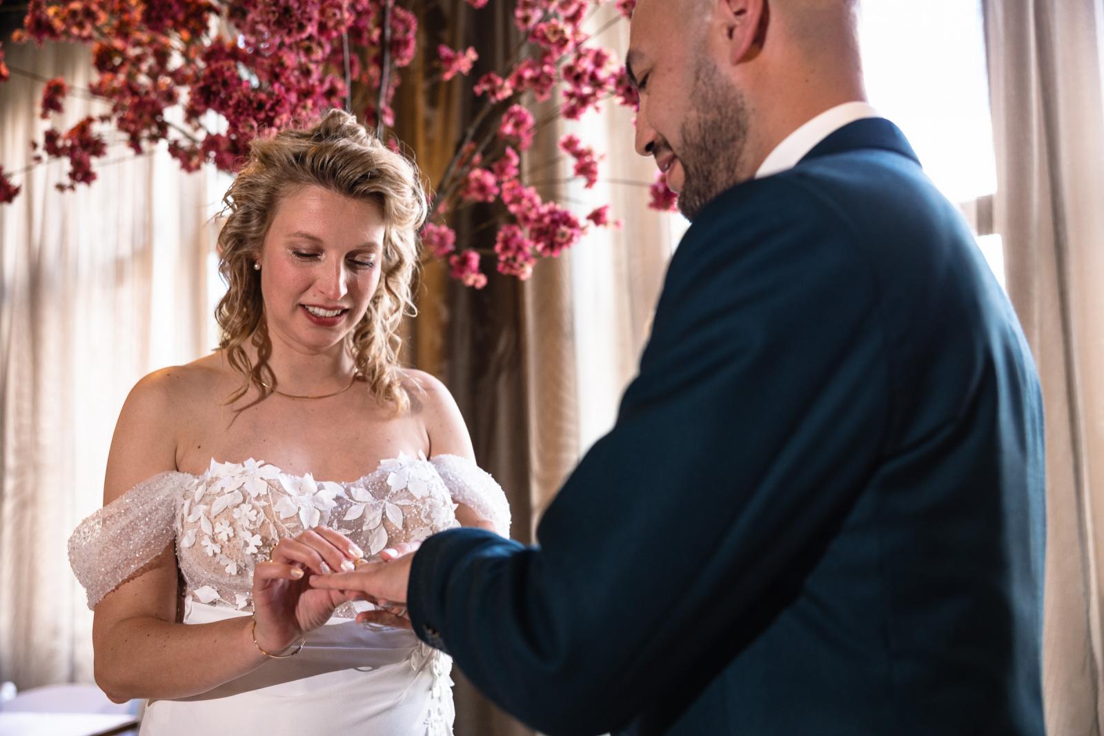 Bruid Judith schuift de ring om bij haar man Mark in Het Oude Raadhuis in Hoofdorp