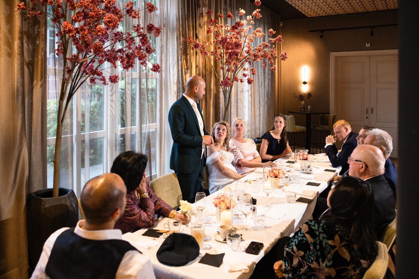 speech bruidegom tijdens een intiem trouw diner bij het Oude Raadhuis in Hoofdorp