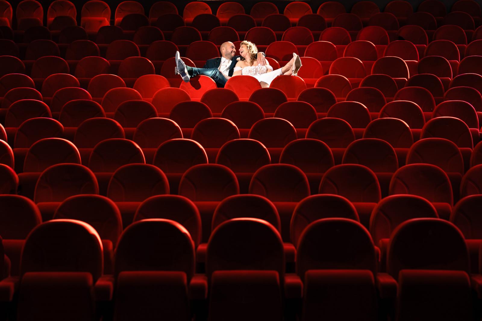 Creatief portret bruidspaar in de theater zaal bij Het Oude Raadhuis in Hoofdorp