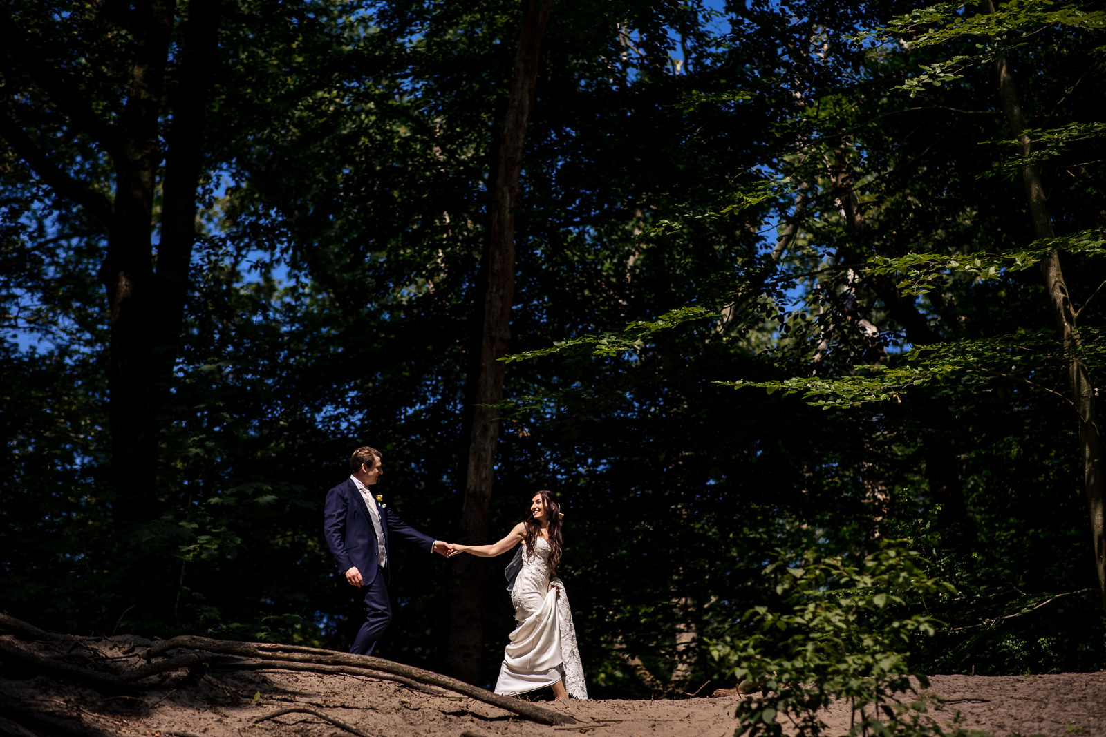 fotoshoot met bruidspaar in de bossen bij een kasteel trouwfotograaf Den Haag