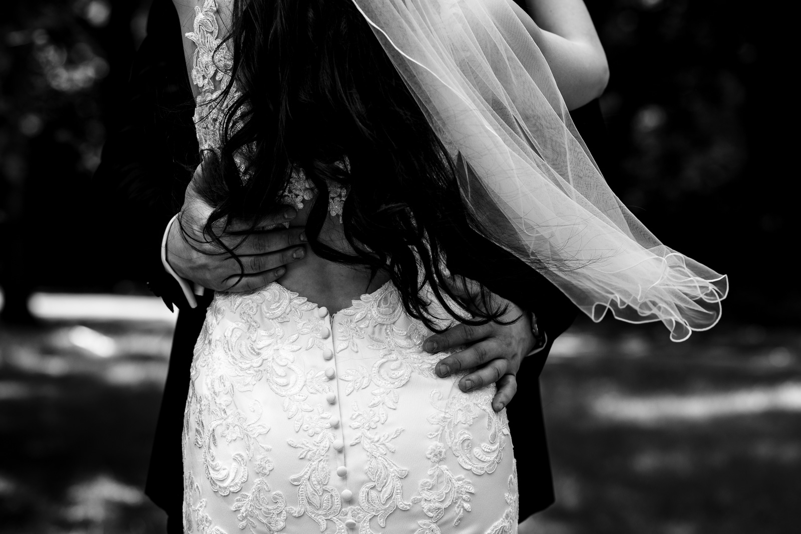 sluier van de bruid in de wind door trouwfotograaf Den Haag