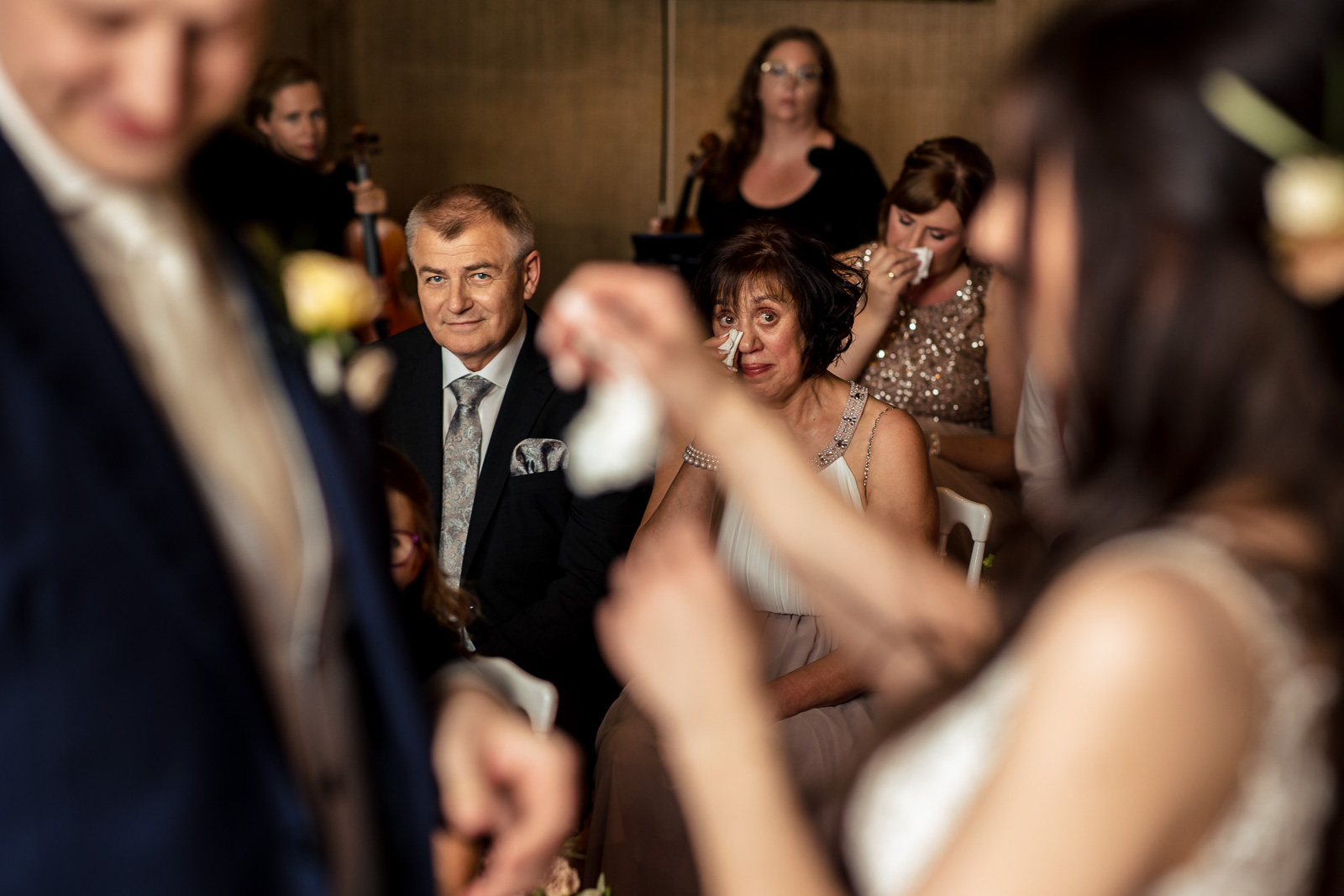 emotionele trouwceremonie in een kasteel door kasteel trouwfotograaf