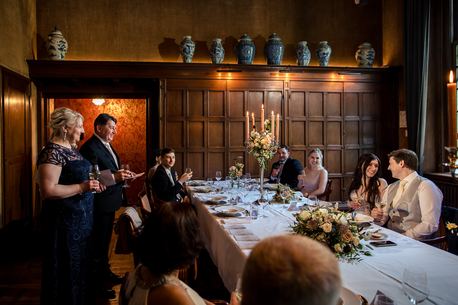 Speeches door familie tijdens trouw diner in een kasteel door kasteel trouwfotograaf
