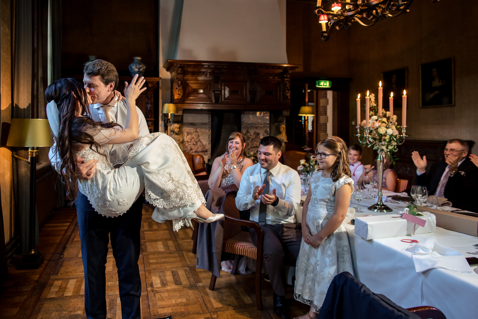 Tradities tijdens kasteel bruiloft door kasteel trouwfotograaf