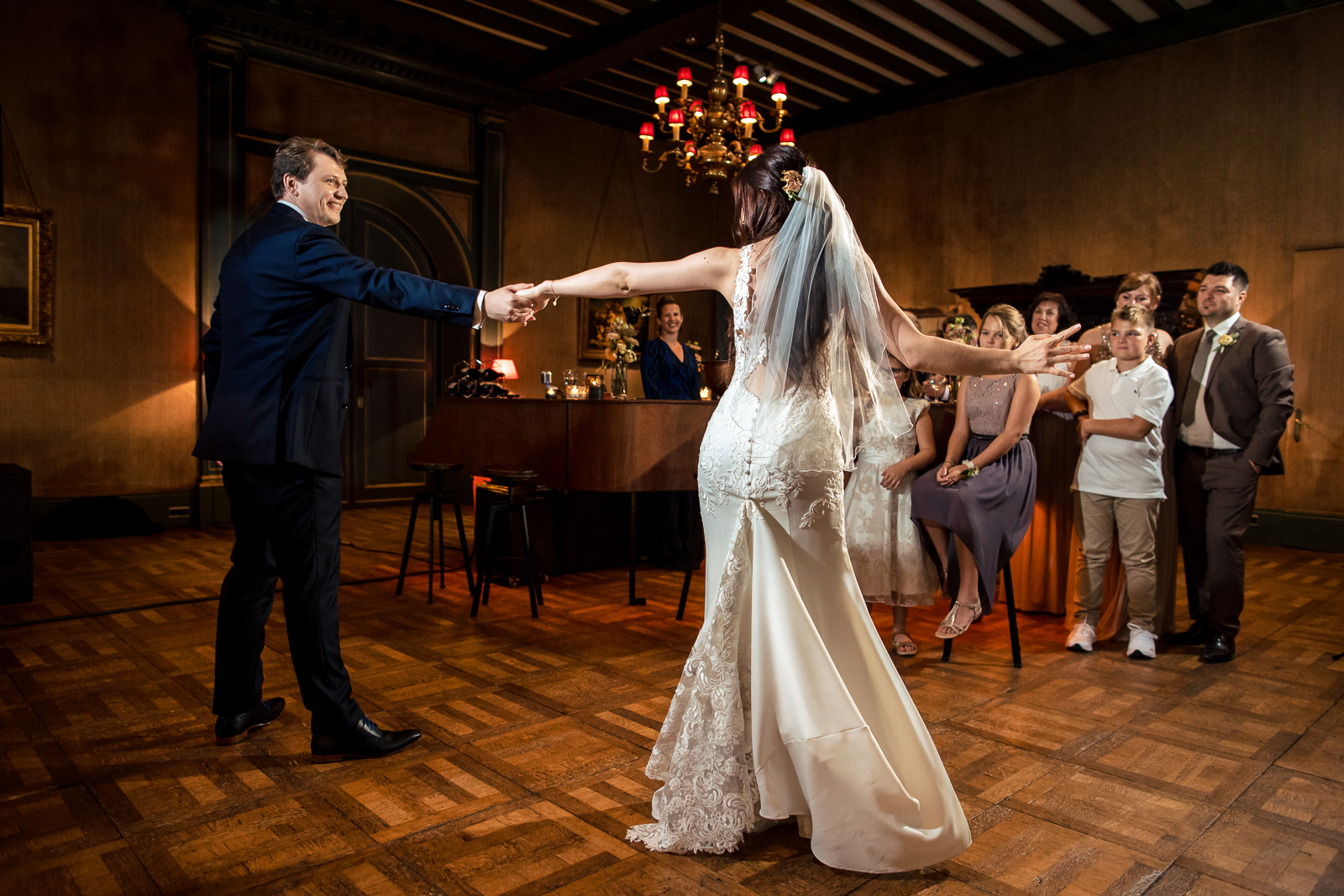 Eerste dans bruidspaar in een kasteel door kasteel trouwfotograaf