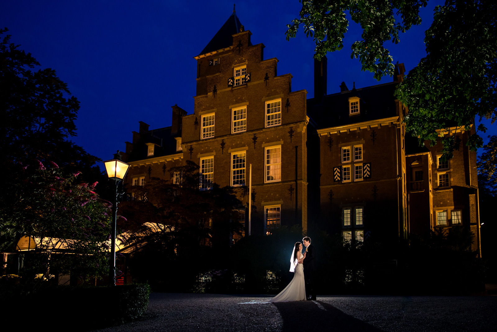 creatieve avond shoot bij een kasteel door kasteel trouwfotograaf