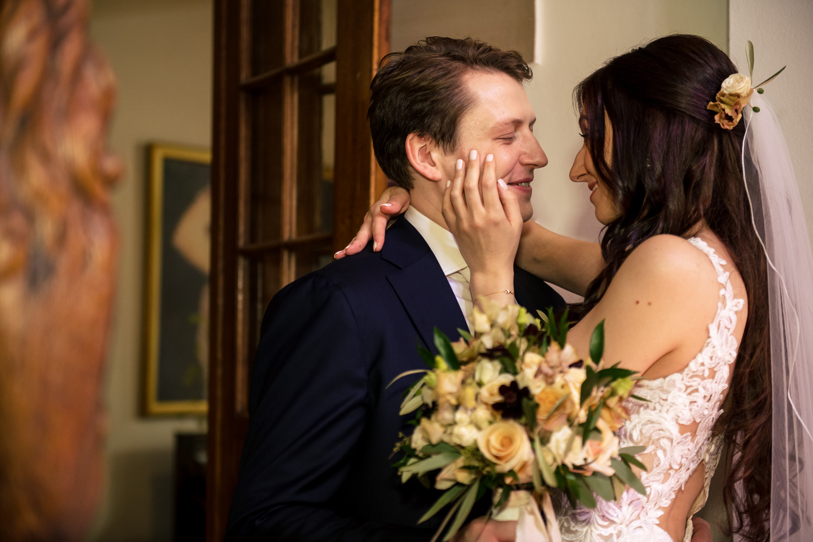 First look omhelzing in kasteel trouwfotograaf Den Haag