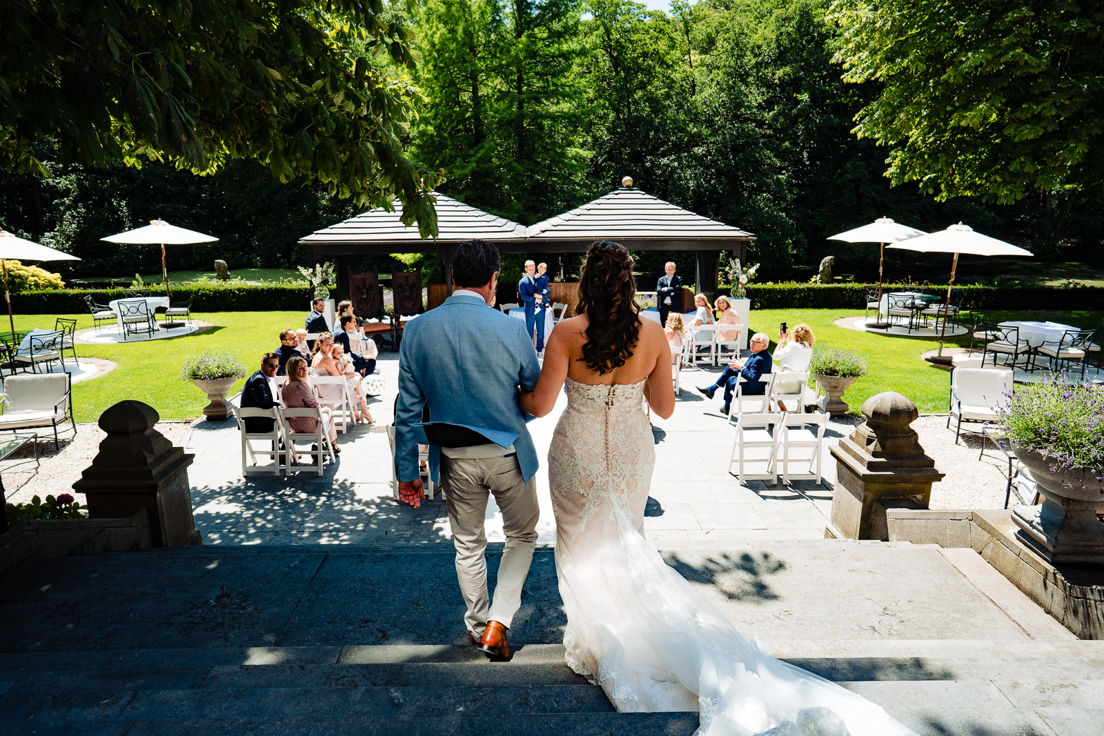 bruid ziet bruidegom voor het eerst bij de trouwceremonie kasteel bruiloft