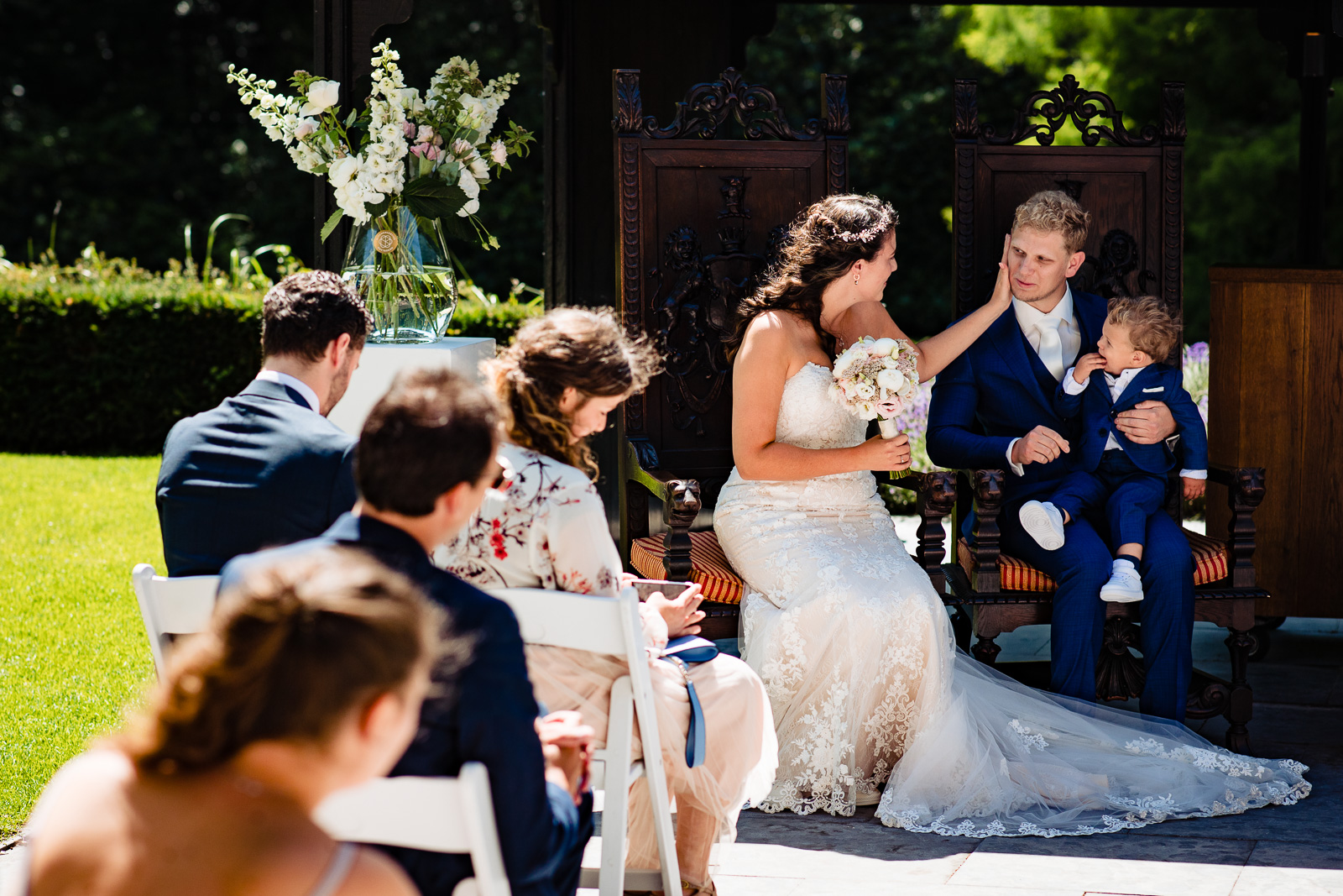 emotioneel moment tijden de trouwceremonie