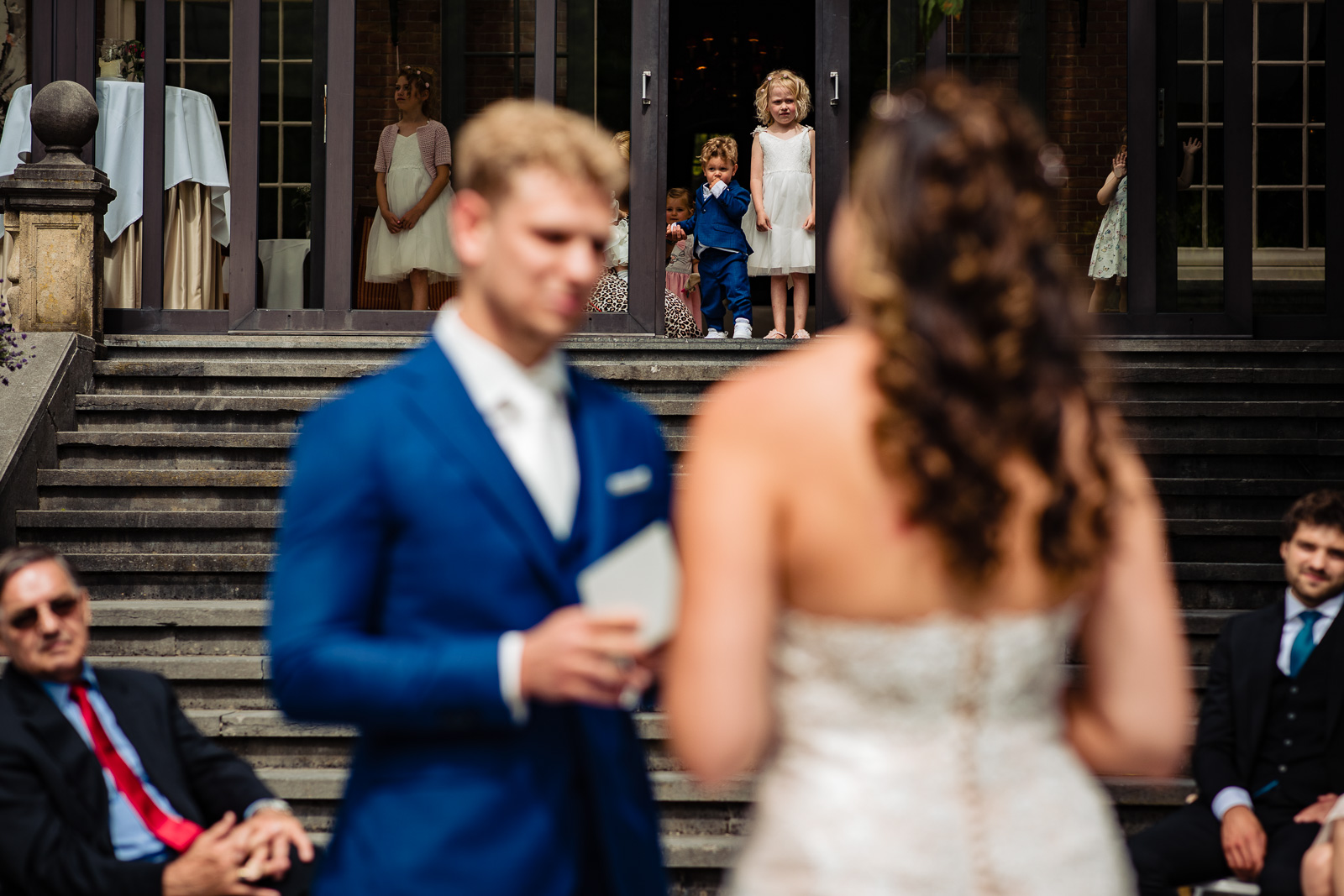 kinderen tijdens trouwceremonie