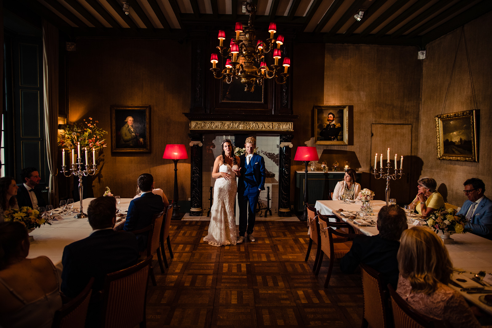 Bruidspaar opent diner in kasteel
