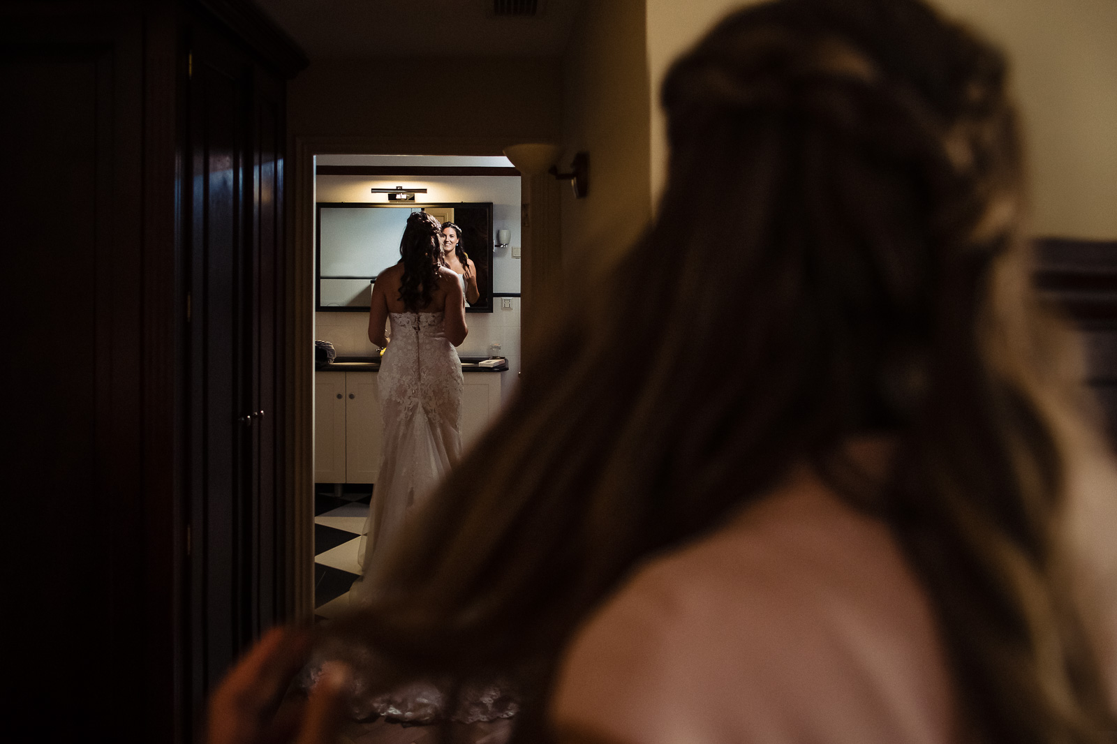 Prachtige bruid bekijkt zichzelf in de spiegel