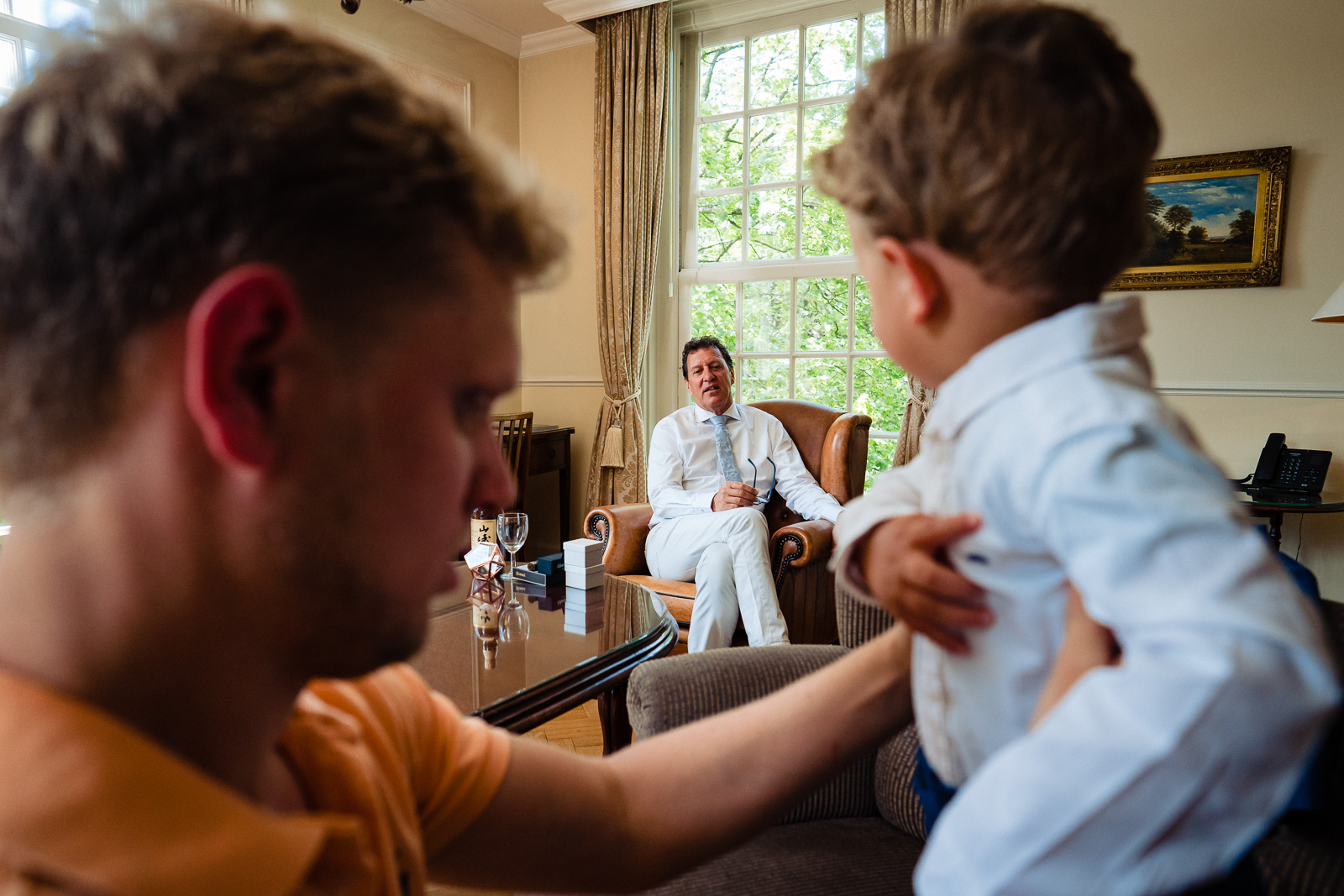 Bruidegom kleed zich aan in kasteel de wittenburg