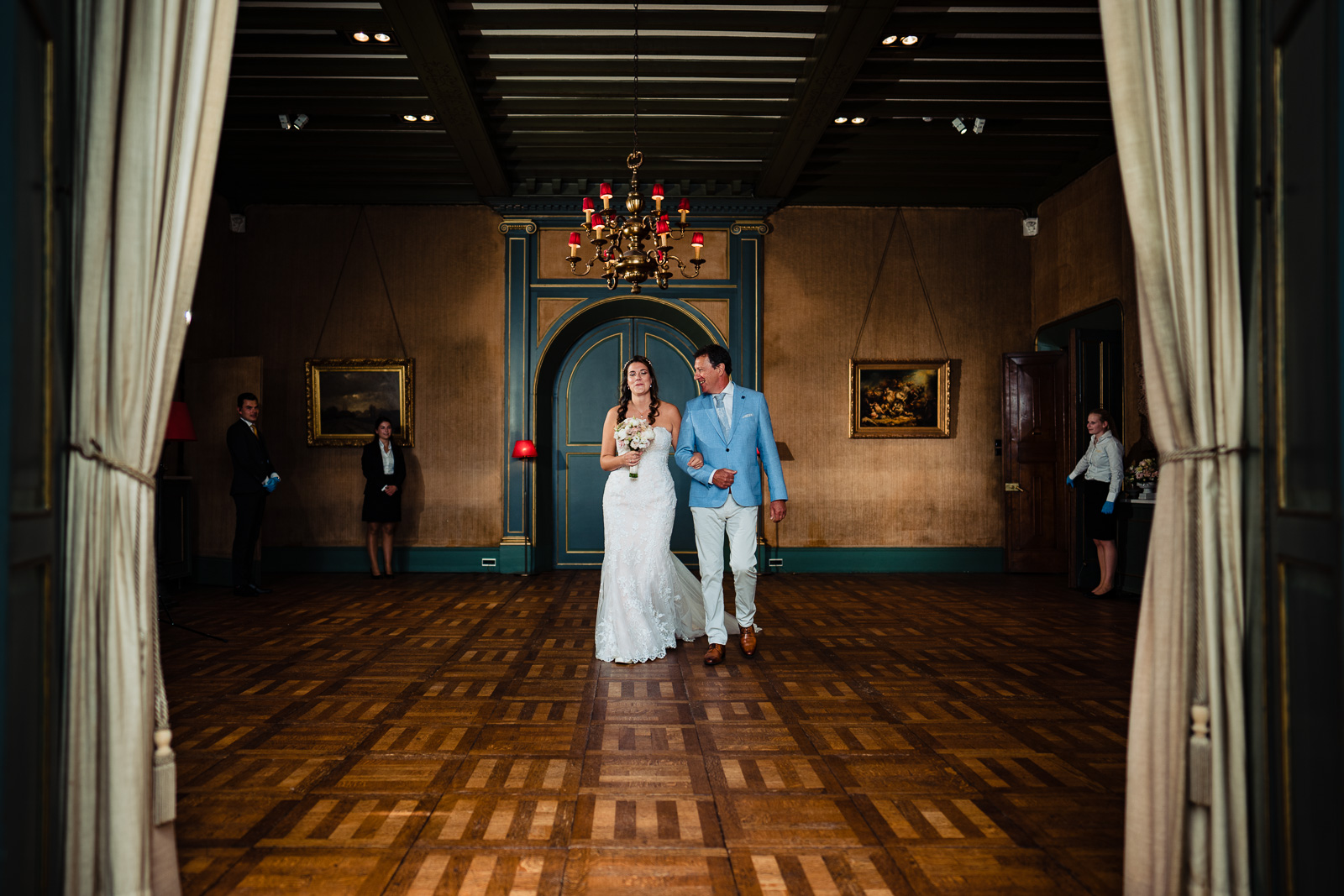 bruid maakt met vader entree voor kasteel ceremonie