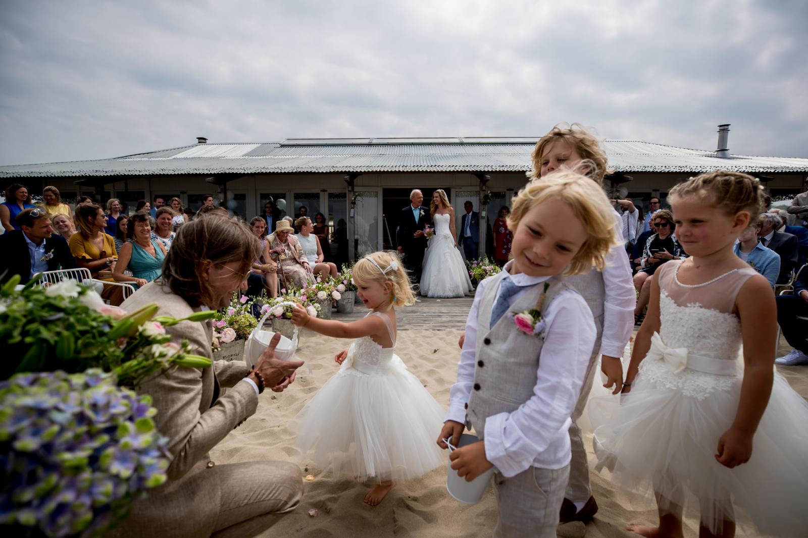 Bruidegom ontvangt bruid en bruidskinderen bij de trouwceremonie