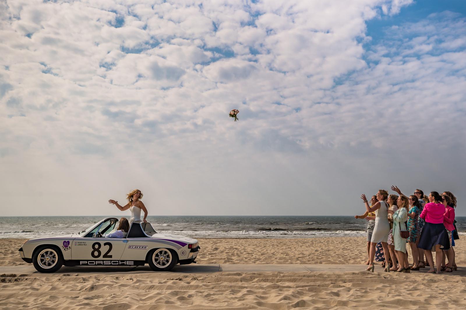 bruidsboeket wordt uit de trouwauto gegooid naar alle dames