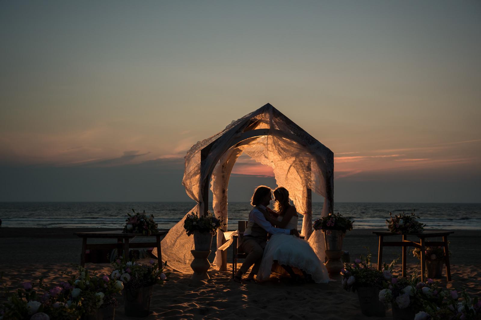 Zonsondergang trouwfoto strandhuwelijk den haag
