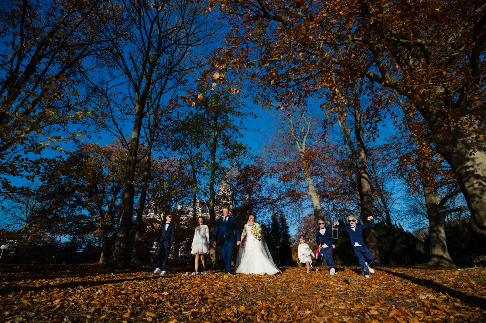 Bruidspaar met bruidskinderen in bos bij kasteel oud wassenaar