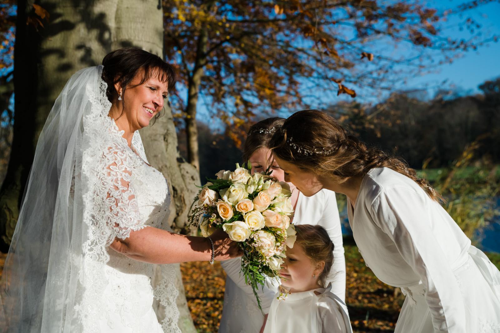 bruid met bruidsmeisjes bij kasteel oud wassenaar