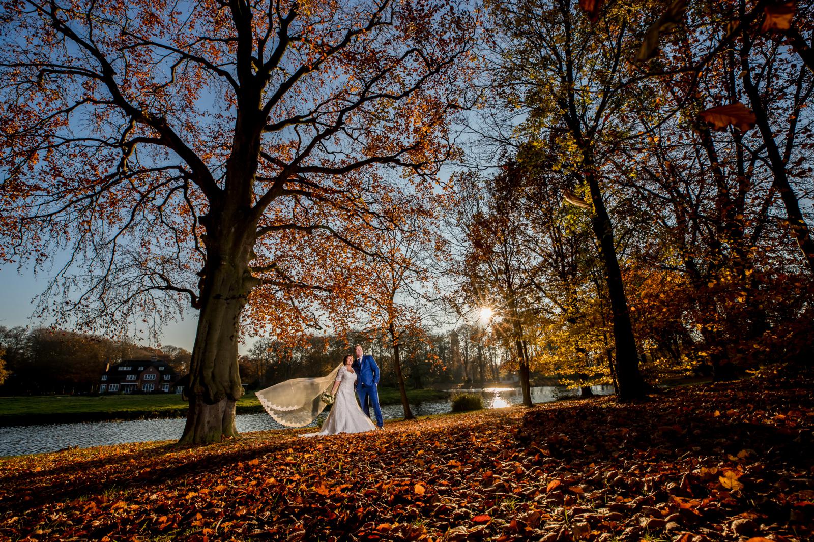 Bruid en bruidegom tijdens de herfst shoot kasteel oud wassenaar