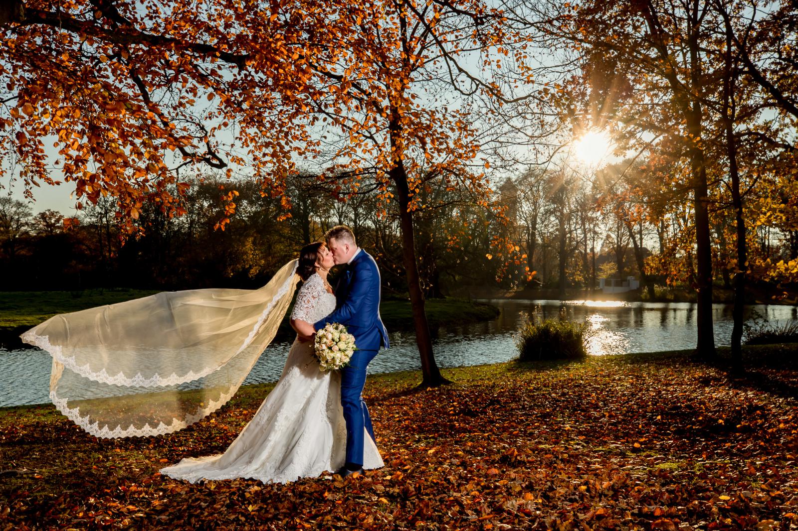 Bruidspaar tijdens de herfst shoot kasteel oud wassenaar