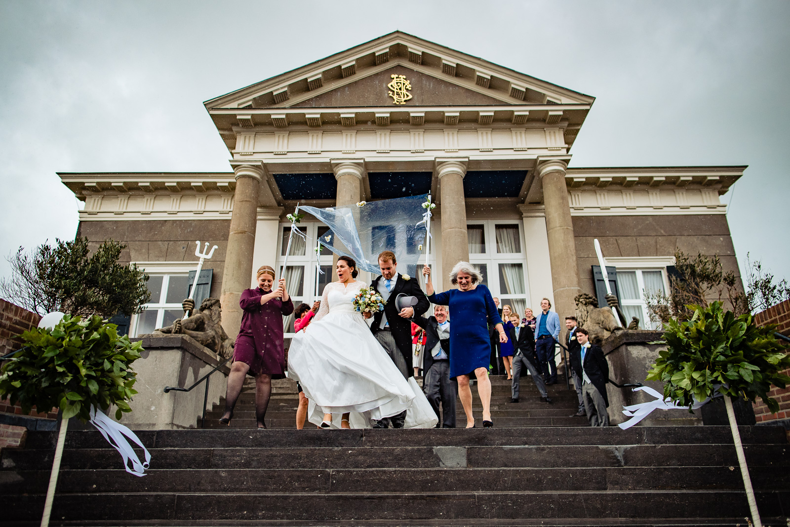 Bruidspaar verlaat Trouwceremonie Paviljoen de Witte Scheveningen