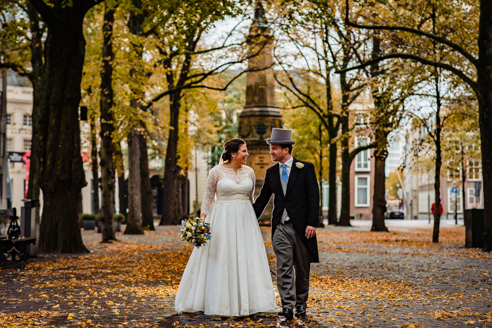 Herfst Fotoshoot bruidspaar Lange Voorhout Trouwfotograaf Den Haag