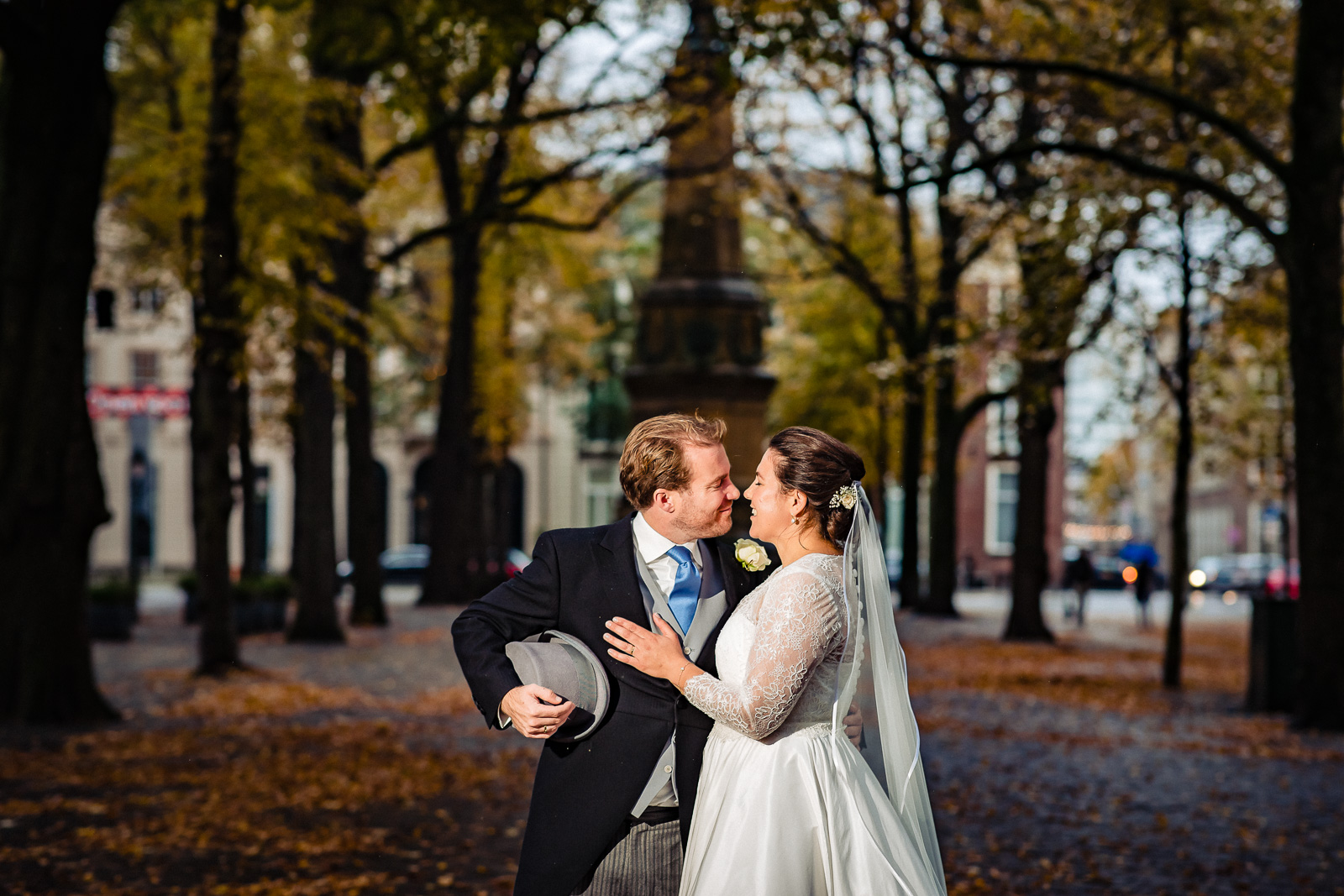 Herfst Fotoshoot bruidspaar Lange Voorhout Trouwfotograaf Den Haag