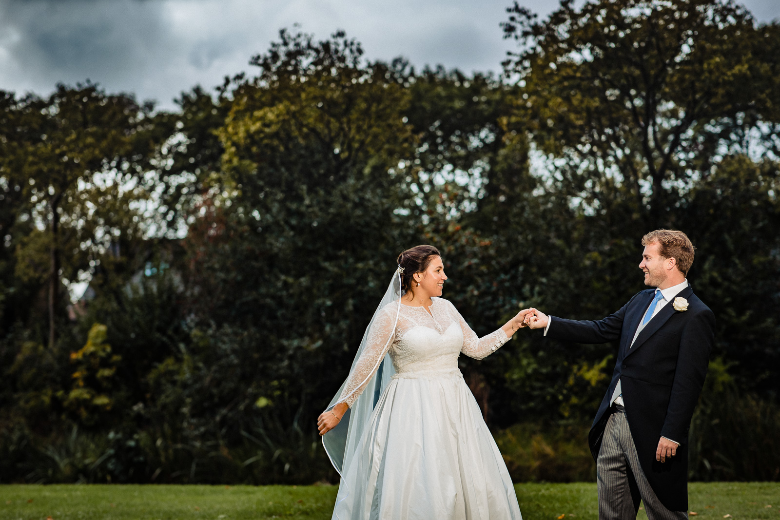 Herfst Fotoshoot bruidspaar Lange Voorhout Den Haag Trouwfotograaf