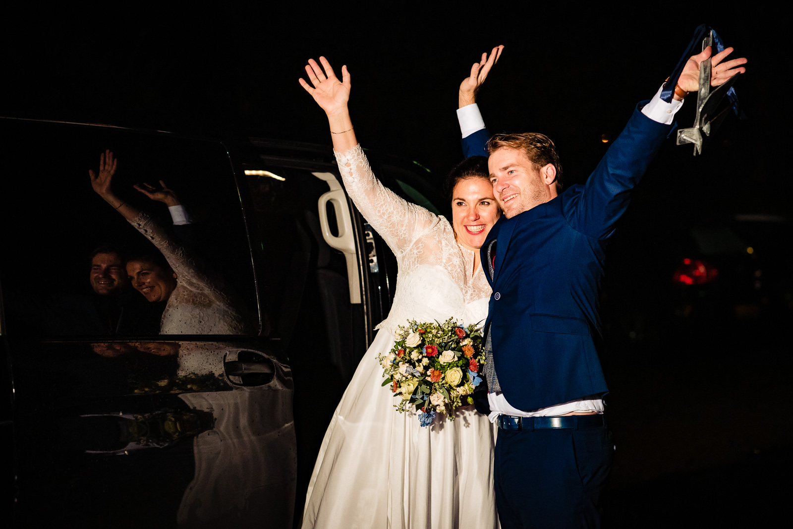Bruidspaar verlaat huwelijks dag in taxi