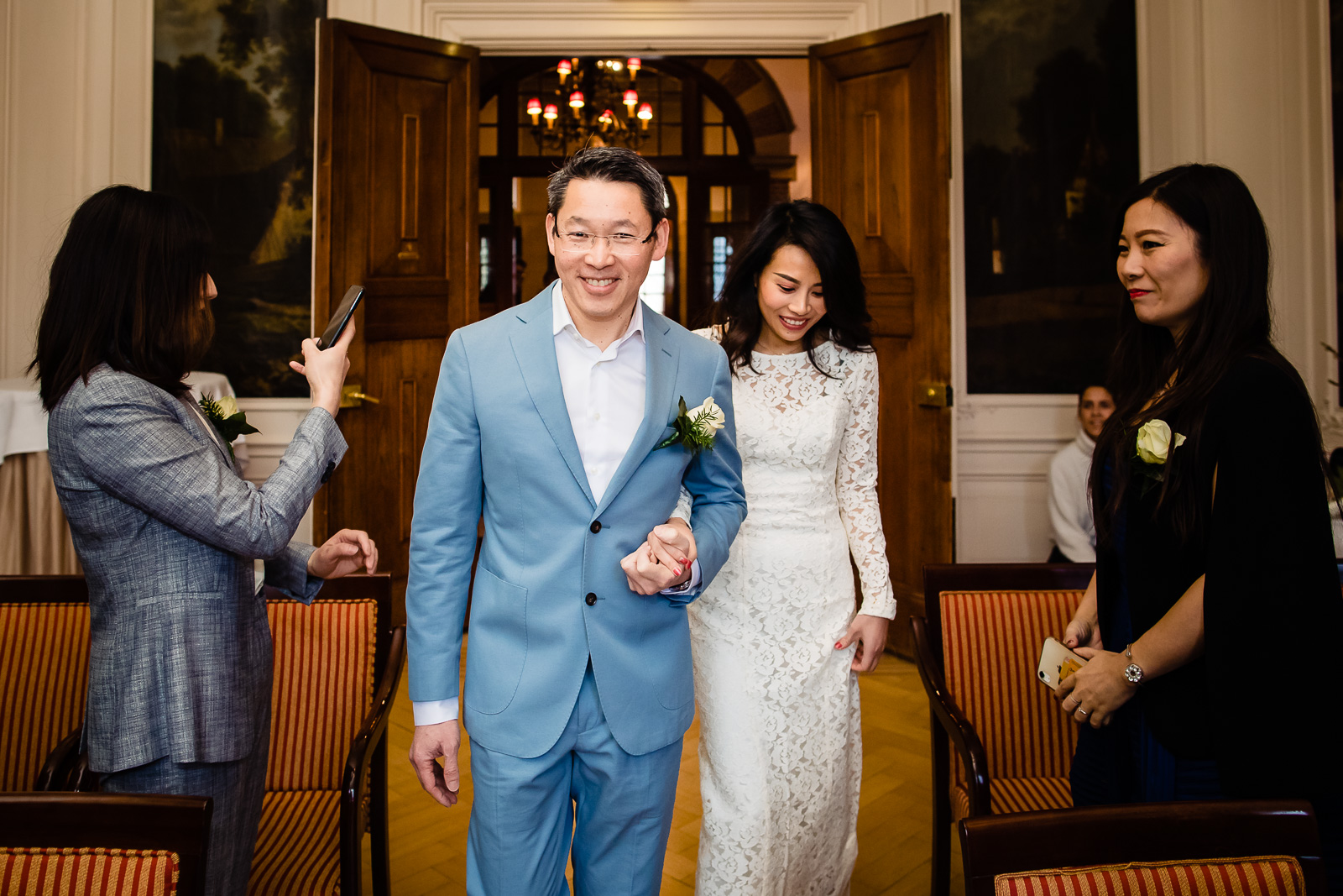 Trouwfotograaf Chinees bruidspaar komt trouwzaal binnen kasteel de wittenburg wassenaar