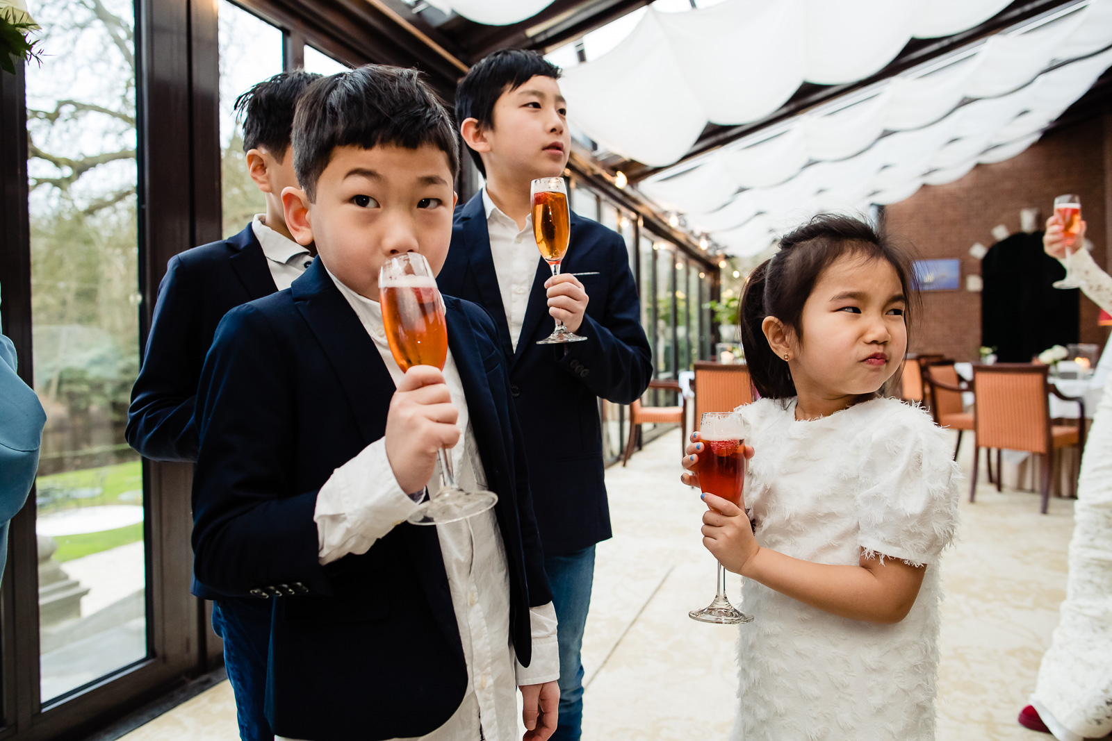 Niet alle bruidskinderen vinden kinder champagne lekker