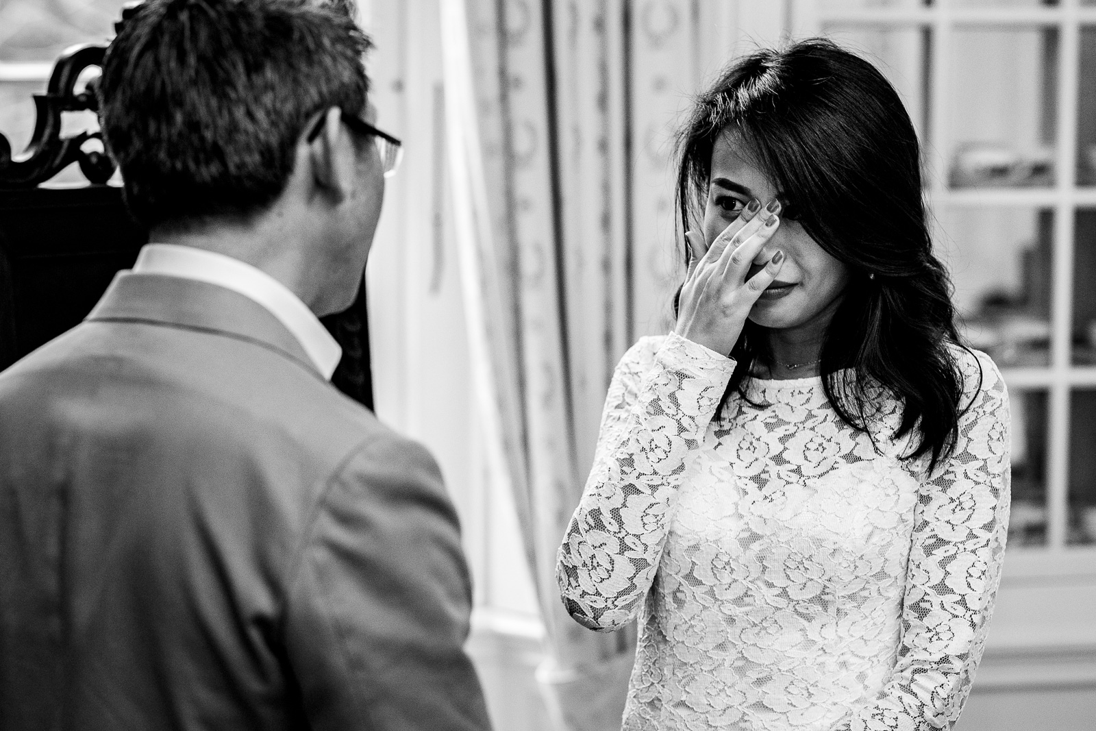 Emotionele Chinese bruid bij trouwceremonie door trouwfotograaf zuid-holland